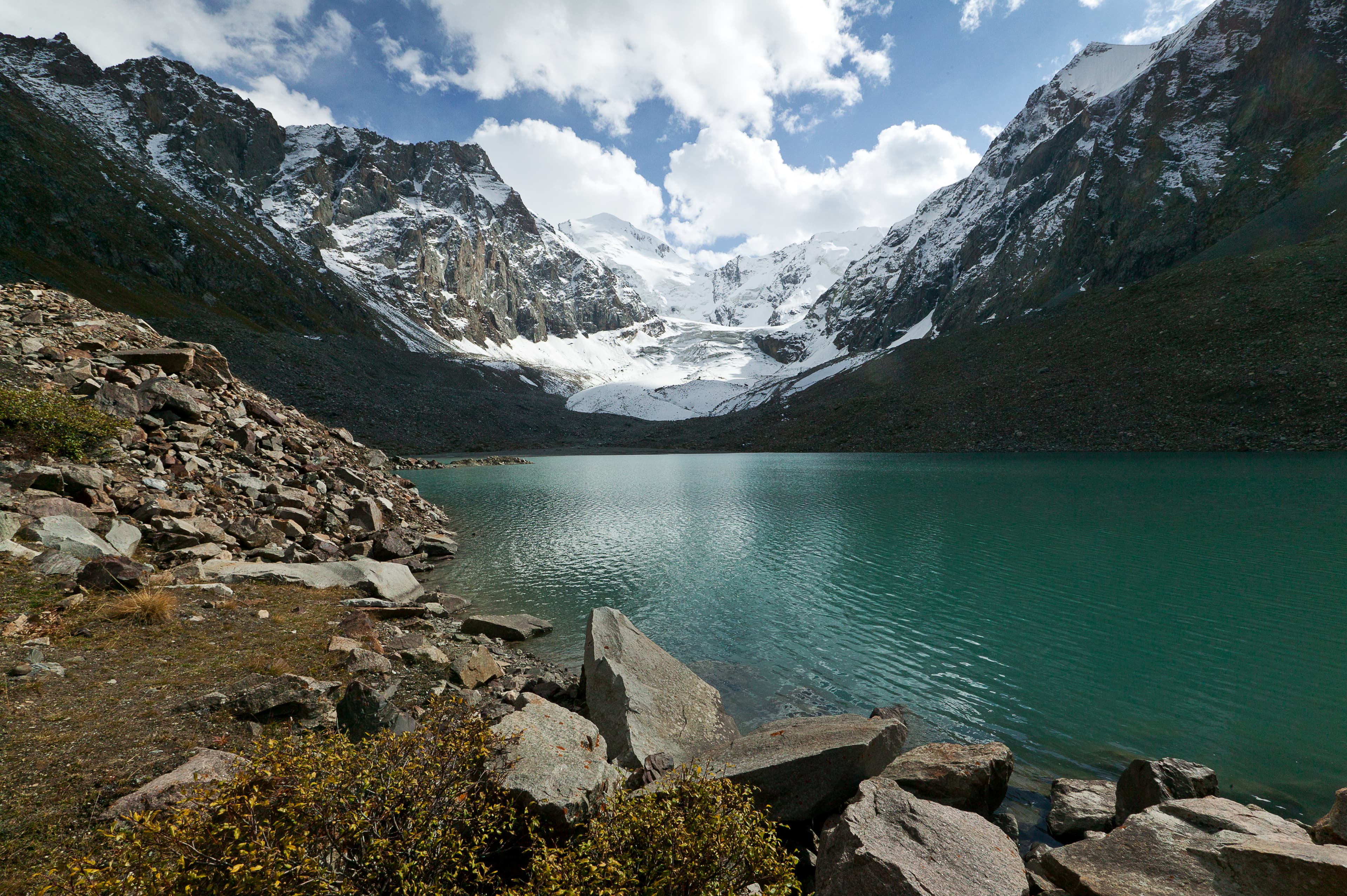 Glaciar lake of the Kashkator peak