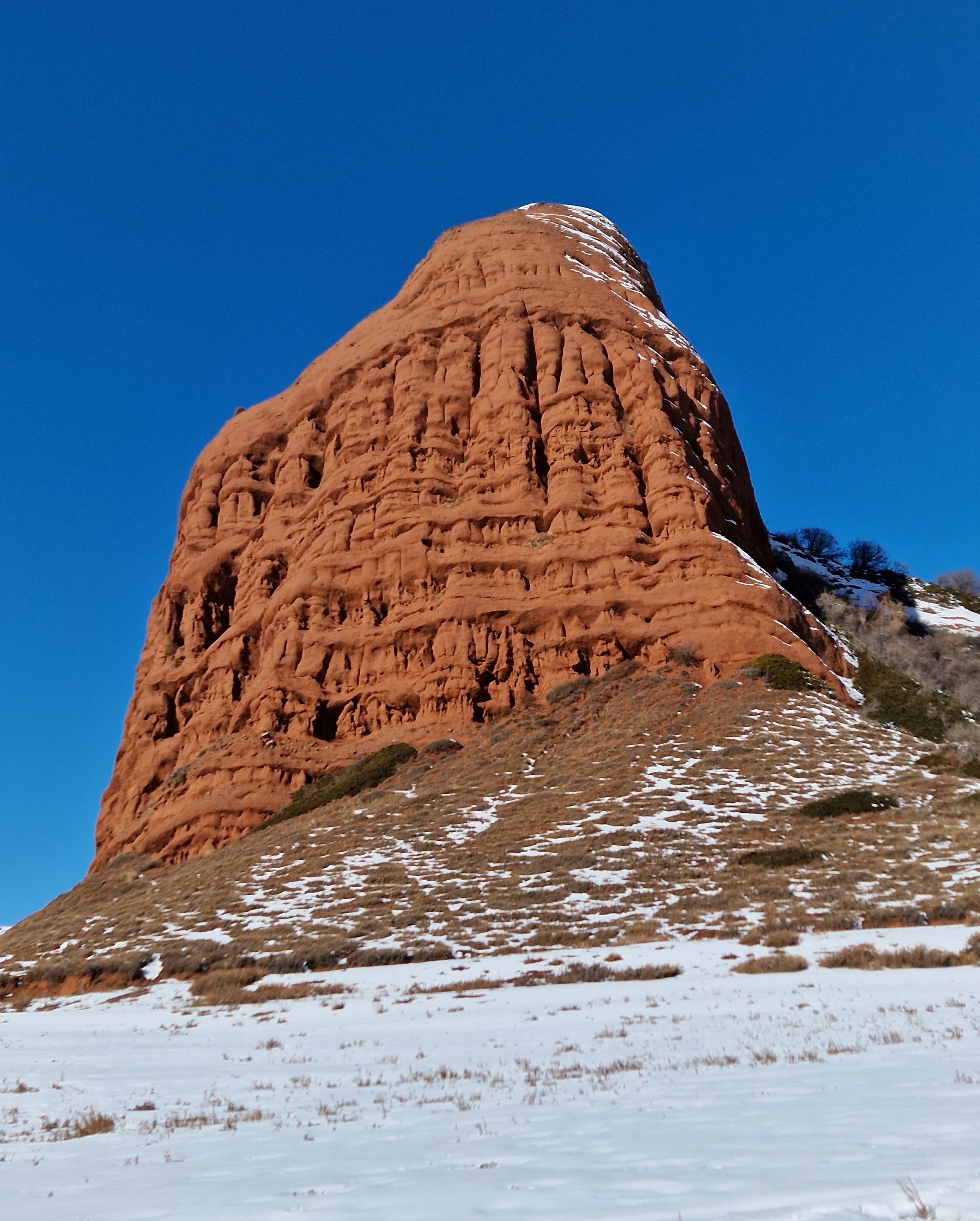 In the Milky Spring, there are fantastic red rocks